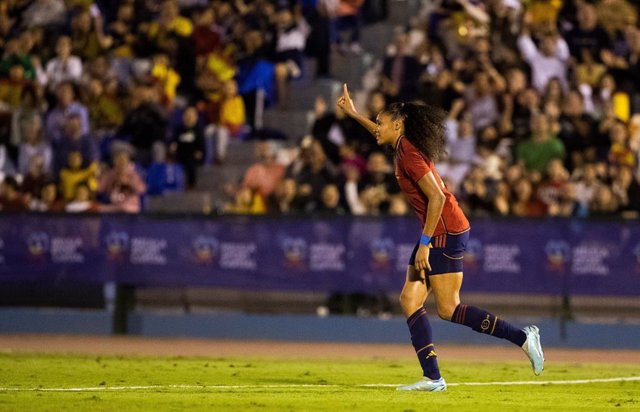 Salma Paralluelo celebra uno de sus goles en el amistoso entre España y Argentina