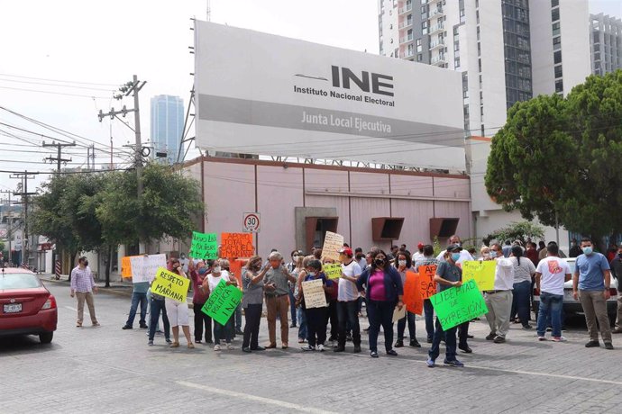 Una manifestación frente al INE mexicano en Monterrey (Archivo)