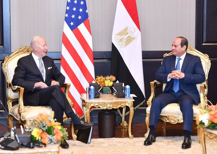 11 November 2022, Egypt, Sharm El-Sheikh: Egyptian President Abdel-Fattah El-Sisi (R) speaks with US President Joe Biden during their bilateral meeting on the sidelines of the 2022 United Nations Climate Change Conference COP27. Photo: Egyptian Presiden