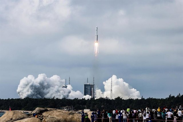 China envía otro vuelo de suministro a su nueva estación espacial El cohete Long March-7 Y6, que transporta la nave espacial de carga Tianzhou-5