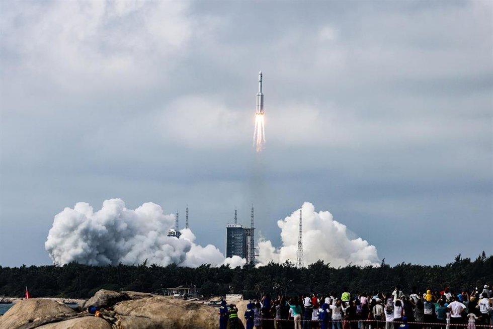 El cohete Long March-7 Y6, que transporta la nave espacial de carga Tianzhou-5