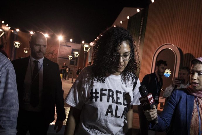 Sanaa Seif, hermana del destacado activista Alaa Abdelfatá, en huelga de hambre contra su encarcelamiento en Egipto