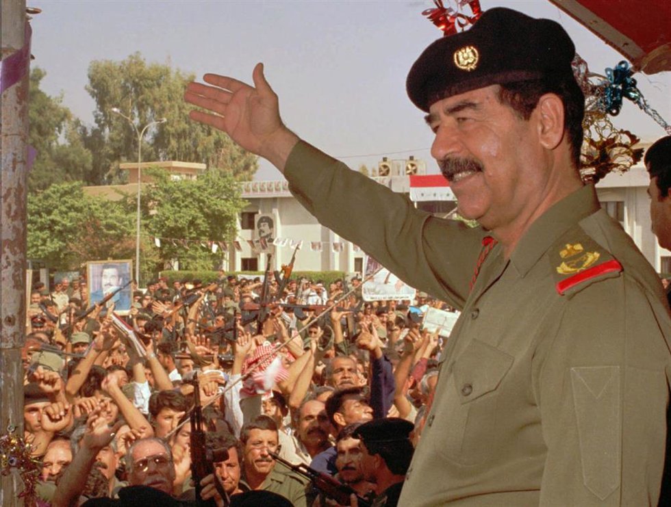 Archivo - El dictador iraquí Sadam Husein