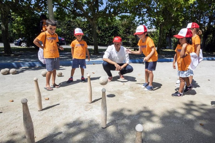 Archivo - El vicepresidente y consejero de Universidades, Igualdad, Cultura y Deporte de Cantabria, Pablo Zuloaga, visita el campus de bolos para niños que se desarrolló este verano en el complejo de La Albericia en Santander
