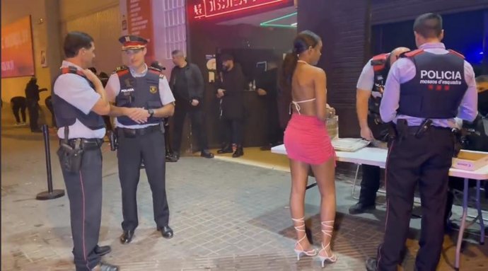 El comisario de la Jefatura de los Mossos d'Esquadra, Eduard Sallent, en el dispositivo policial en una discoteca del Parallel de Barcelona