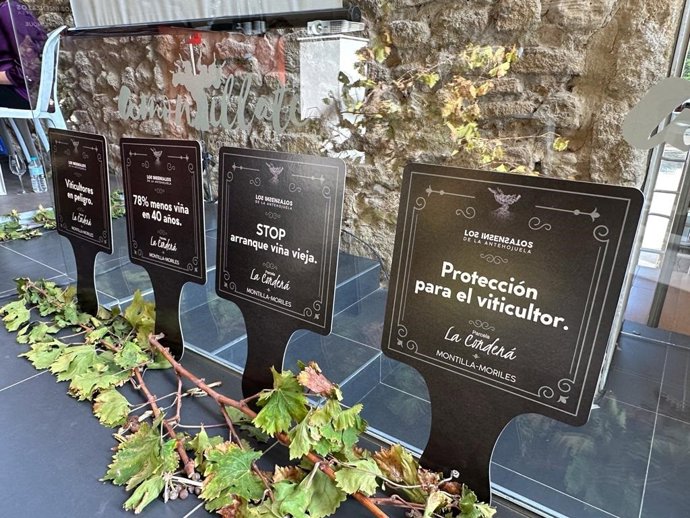 'Los Insensatos De La Antehojuela' Presentan En Montilla El Vino De Parcela La Condená, En Un Acto Para Criticar "La Pérdida Patrimonial De Viñedo".