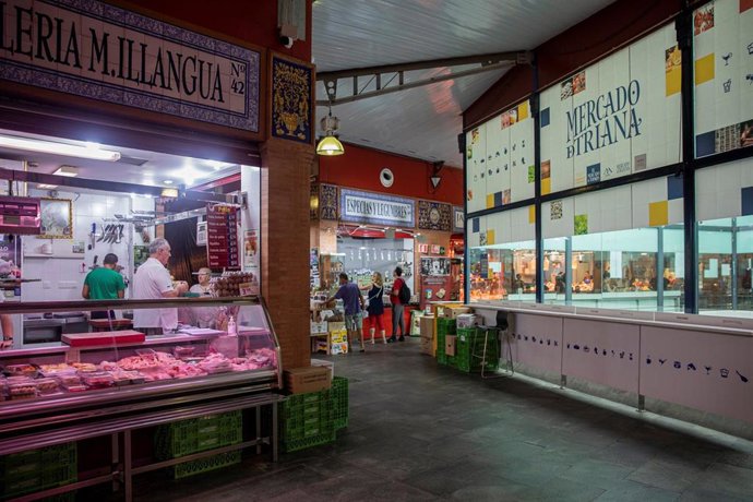 Archivo - Interior del mercado de abastos de Triana, en una foto de archivo.