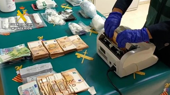 Droga, joyería y dinero en efectivo incautado