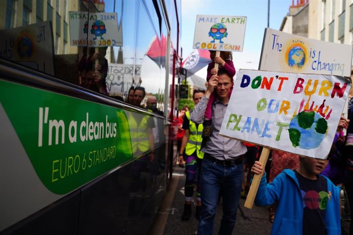 Archivo - Un niño con un cartel para advertir sobre la crisis climática.
