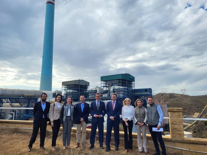El consejero de Política Industrial, Jorge Paradela, este sábado en la visita a los trabajos de desmantelamiento de la Central Térmica de Almería.