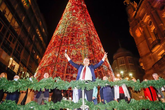 Archivo - El alcalde de Vigo, Abel Caballero, durante el encendido de las luces navideñas del año pasado.
