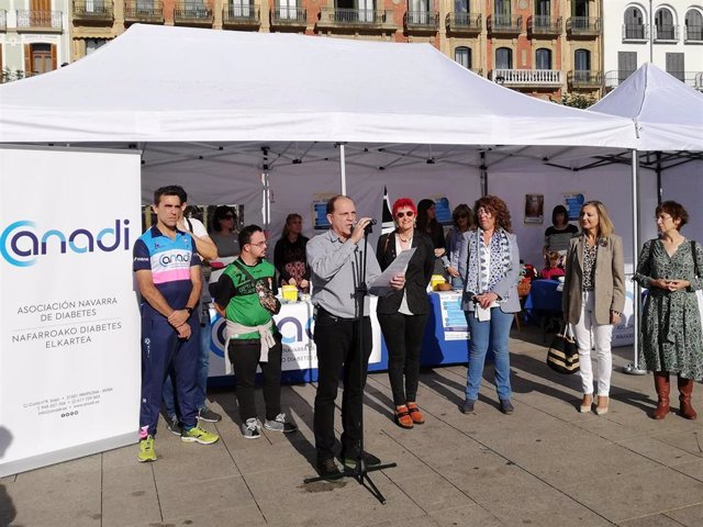 El presidente de ANADI, Juantxo Remón, acompañado de la consejera Santos Induráin, en el acto con motivo del Día Mundial de la Diabetes desarrollado en la Plaza del Castillo de Pamplona.