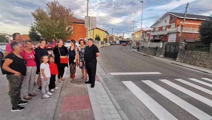 El Ayuntamiento instala tres pasos de peatones en la calle El Somo, en San Román