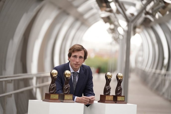 El alcalde de Madrid, José Luis Martínez-Almeida, junto a los galardones