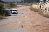 La lluvia desborda un barranco en Manises y obliga a cerrar la pista de aterrizaje del aeropuerto de València