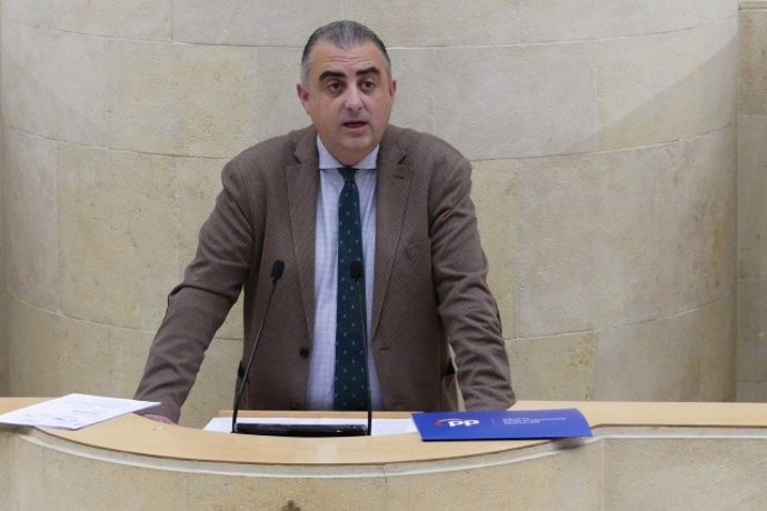 Archivo - El diputado del PP en el Parlamento de Cantabria Roberto Media