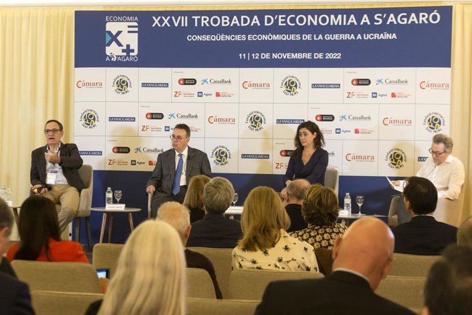 El director de estudios de Repsol, Antonio Merino, el presidnete de Enagás, Antonio Llardén y la responsable de estudios de Redia, Susana Bañares.