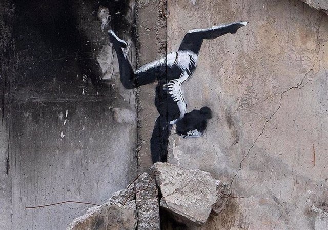 Grafiti de Banksy de una gimnasta haciendo equilibrios sobre escombros en Borodianka, Ucrania