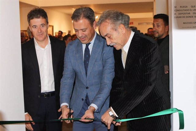 Marcos Ortuño inaugura el nuevo centro, junto con el artista Pedro Cano y el alcalde de Blanca, Pedro Luis Molina