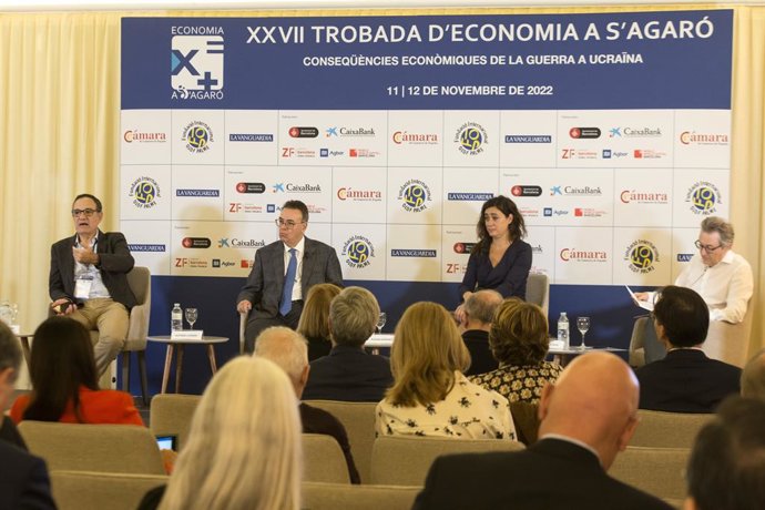 El director d'estudis de Repsol, Antonio Merino, el president d'Enagás, Antonio Llardén i la responsable d'estudis de Redia, Susana Bañares