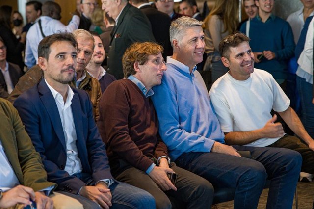 L'alcalde de Madrid, José Luis Martínez-Almeida, en un acte del partit sobre les municipals a Badalona (Barcelona) al costat del president del PP a Barcelona, Manu Reyes, i el líder del partit a Badalona, Xavier García Albiol