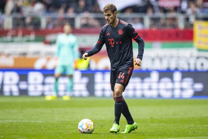 Archivo - FILED - 17 September 2022, Bavaria, Augsburg: Munich's Josip Stanisic in action during the German Bundesliga soccer match between FC Augsburg and Bayern Munich at WWK Arena. Photo: Tom Weller/dpa