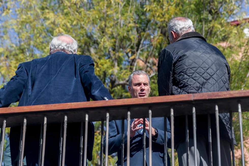 El diputado de Vox Javier Ortega Smith (c) conversa a su llegada a la inauguración de la escultura homenaje a las víctimas de accidentes de circulación en Madrid Río, a 11 de noviembre de 2022, en Madrid.