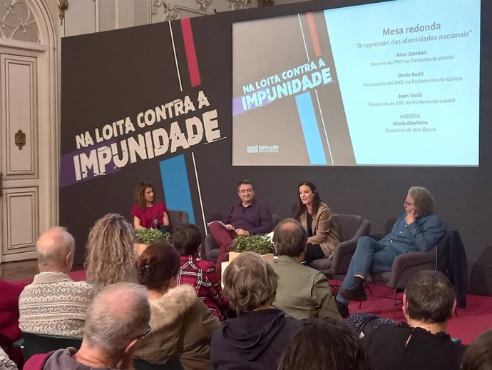 La viceportavoz parlamentaria del BNG, Olalla Rodil, el portavoz del PNV en el Congreso, Aitor Esteban, y el exportavoz de ERC en el Congreso, Joan Tardá, participan en las jornadas 'Na loita contra a impunidade', en Pontevedra.