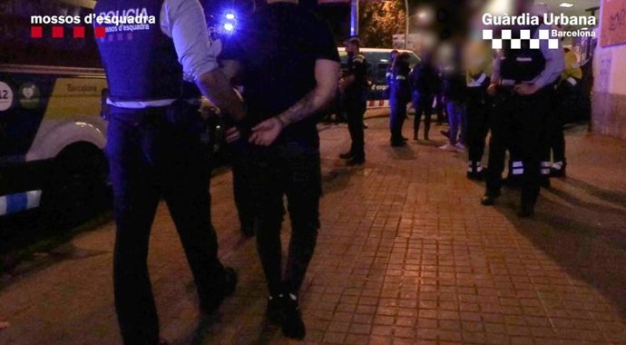 Dispositiu amb 100 agents en una discoteca del Parallel de Barcelona, amb un detingut