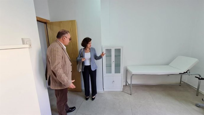 La consellera de Asuntos Sociales, Fina Santiago, y el alcalde de Muro, Miquel Porquer, en el nuevo centro de día de Muro