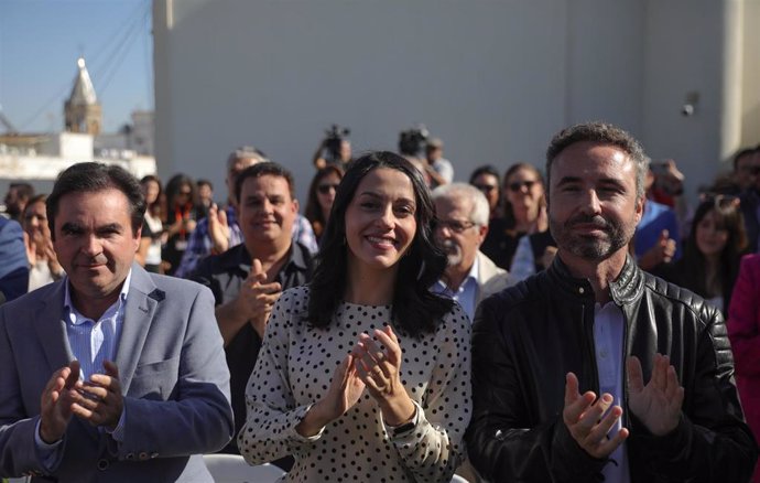 El alcalde de Porcuna (Jaén), Miguel Moreno, la presidenta de Cs, Inés Arrimadas, y el diputado en el Congreso, Guillermo Díaz, este sábado en Sevilla.