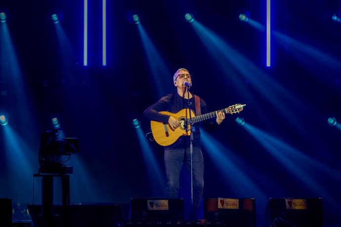 Archivo - El cantantautor canario, Pedro Guerra, actúa en el concierto solidario La música con La Palma: Más fuertes que el volcán en  Wizink Center, a 8 de enero de 2022, en Madrid (España). RTVE en colaboración con  la Asociación de Promotores music