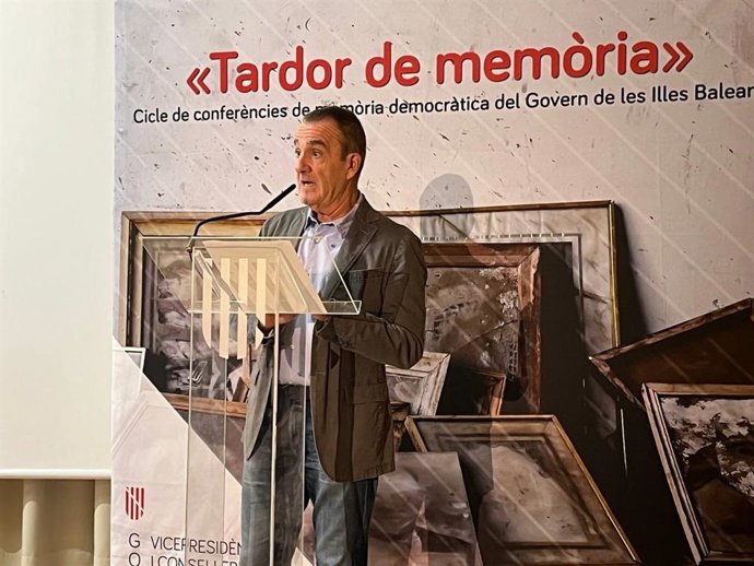 El vicepresidente del Govern y conseller de Transición Energética, Sectores Productivos y Memoria Democrática, Juan Pedro Yllanes, en las conferencias de la 'Tardor de la Memria'