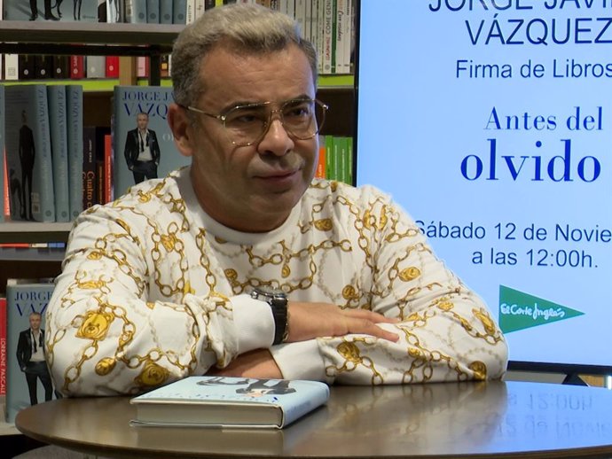 JORGE JAVER VÁZQUEZ EN LA FIRMA DE SU ÚLTIMO LIBRO 'ANTES DEL OLVIDO'