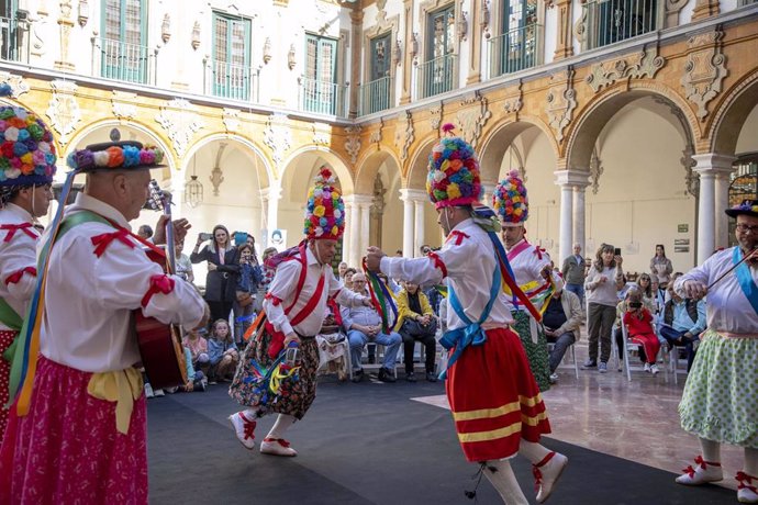 Imagen de los Danzantes de San Isidro de Fuente Tójar este sábado en Córdoba en la Feria de los Municipios.