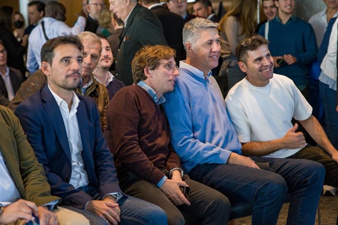 L'alcalde de Madrid, José Luis Martínez-Almeida, en un acte del partit sobre les municipals a Badalona (Barcelona) al costat del president del PP a Barcelona, Manu Reyes, i el líder del partit a Badalona, Xavier García Albiol