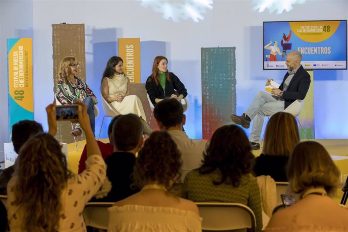 Las actrices Mireia Oriol, Mercedes Hoyos y Helena Kaittani en el espacio 'Encuentros'  del Festival de Huelva de Cine Iberoamericano.