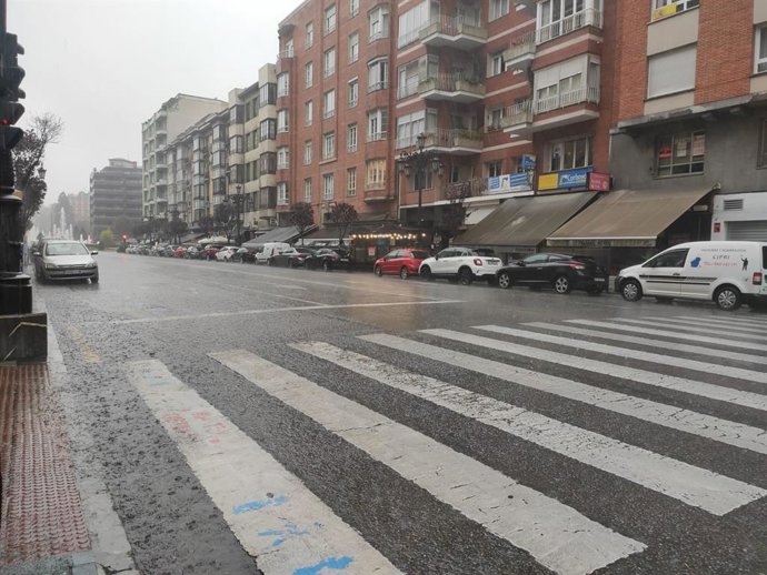 Archivo - Lluvia en la avenida de Galicia, en Oviedo