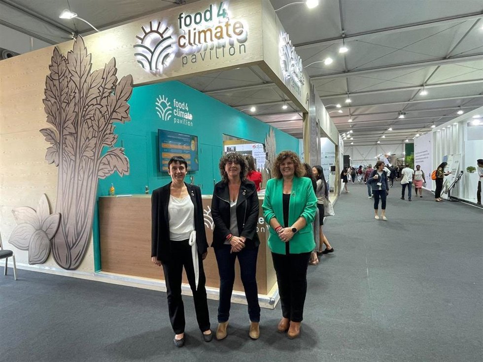 La dtora.Gral.De Agricultura y Ganadería de la Generalitat, Elisenda Guillaumes, la consellera de Acción Climática, Agricultura y Alimentación, Teresa Jord, y la secretaria de Acción Climtica, Anna Barnadas