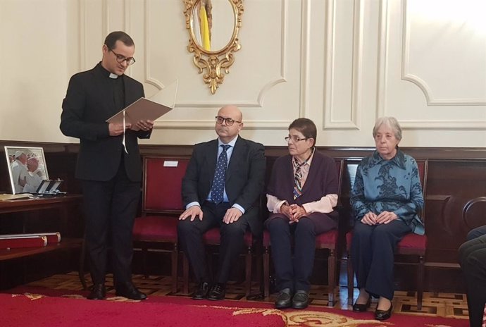 Imposición de la distinción diocesana Pro Onubense Ecclesia a las seglares María Catalina Ramírez García y Paula Santiago Domínguez.