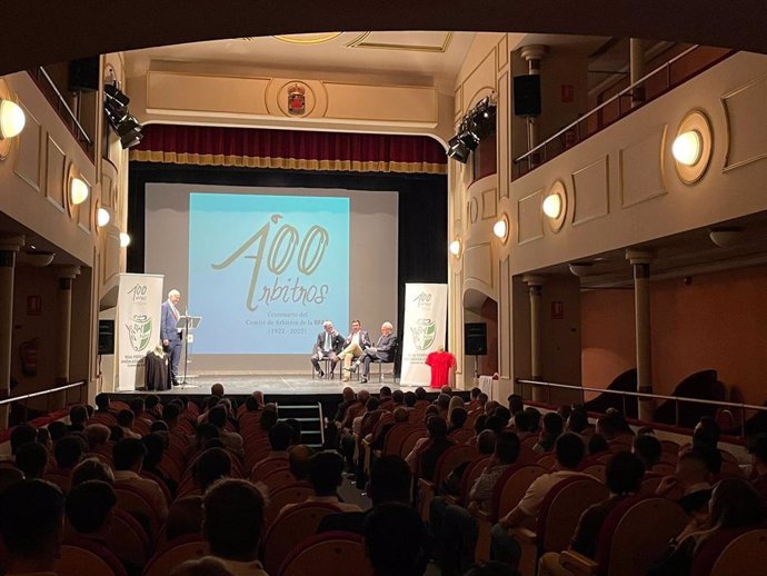 Imagen del acto en el Teatro Apolo de Almería sobre el centenario del Comité de Árbitros de la Federación Andaluza de Fútbol.