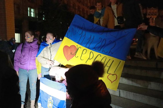 11 November 2022, Ukraine, Kiev: People with flags celebrate the liberation of Kherson from Russian occupiers in Maidan Nezalezhnosti Square. Photo: -/Ukrinform/dpa
