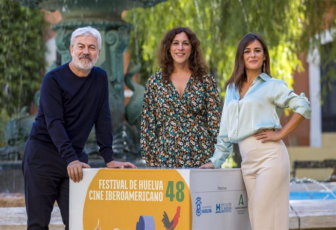 Los actores Carmen Canivell y José Chaves, acompañados de la productora Agus Jiménez, han presentado este sábado en la Casa Colón el largometraje 'El mundo es vuestro',