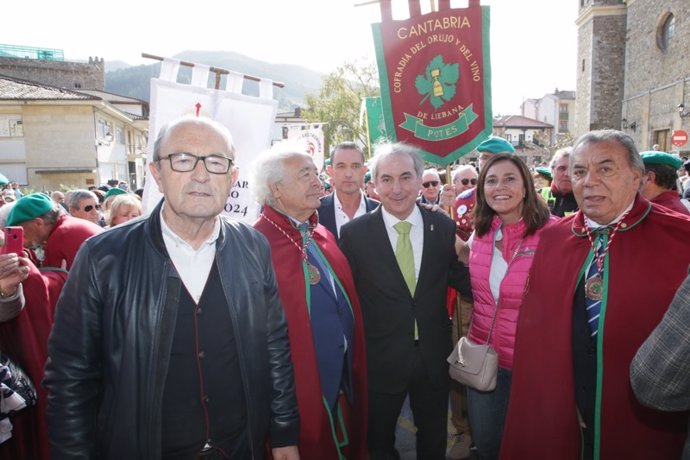 Los consejeros del Gobierno de Cantabria y otras autoridades con Los del Río