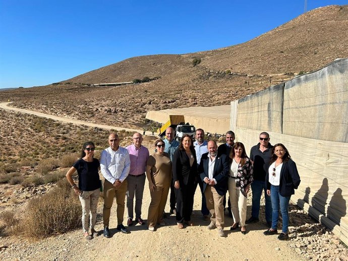 La consejera de Agricultura, Pesca, Agua y Desarrollo Rural, Carmen Crespo en su visita al camino LLano Alto Donato