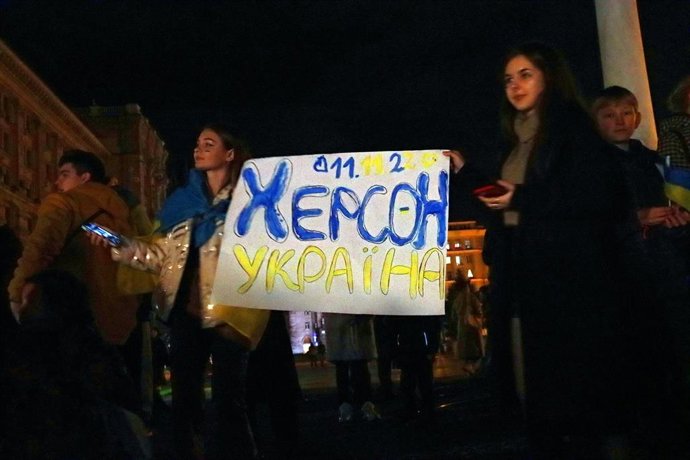 11 November 2022, Ukraine, Kiev: People with a placard celebrate the liberation of Kherson from Russian occupiers in Maidan Nezalezhnosti Square. Photo: -/ukrin/dpa