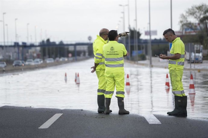 Operarios de conservación de la Red de Carreteras del Estado observan un tramo de la autovía del Este, A-3, inundada, a 12 de noviembre de 2022, en Valencia