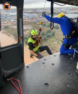 Rescatan a un grupo de trabajadores atrapados por la lluvia en su empresa de Quart de Poblet