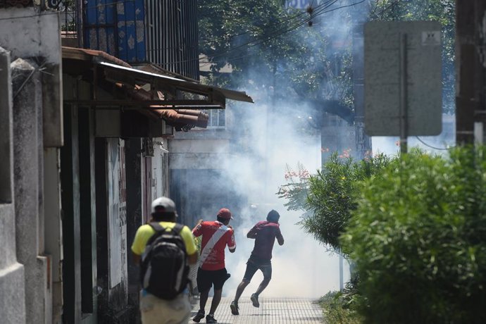 11 November 2022, Bolivia, Santa Cruz: Demonstrators run during clashes with security forces during a protest against the national government of President Arce. Photo: Diego Tejerina/dpa