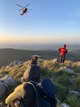 El helicóptero rescata a dos senderistas perdidas en el monte Las Enguinzas
